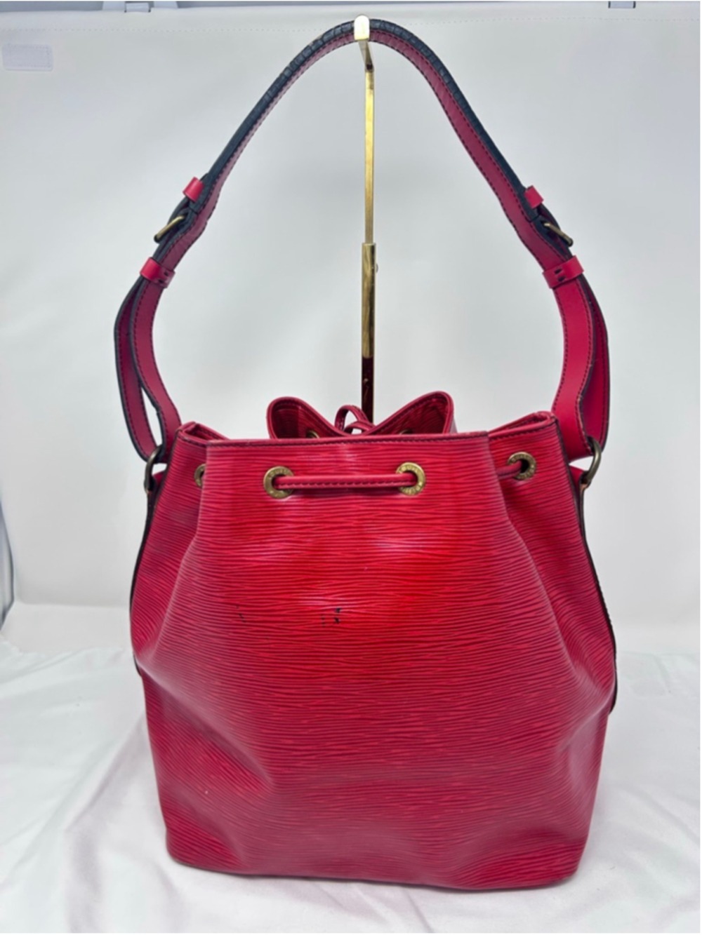 Louis Vuitton Epi Leather Noe Red Drawstring Shoulder Bag Black Interior - Picture 4 of 16